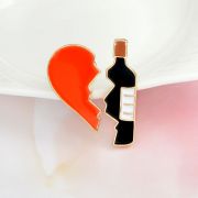 set Půl srdce a lahev vína - přátelský odznak 2 ks