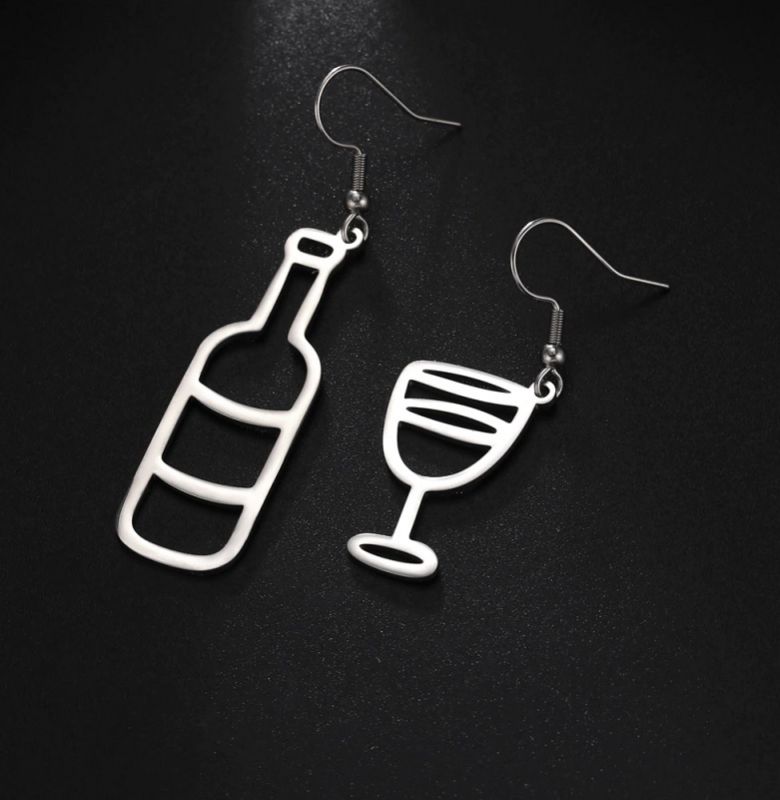 ocelové náušnice láhev a sklenka vína